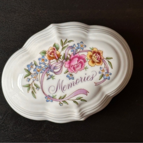 Avon 1983 Porcelain Music Box Trinket Box - Picture 4 of 9